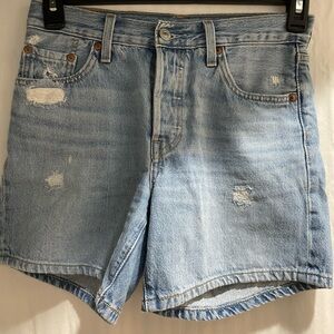 🍀Levi’s Distressed Shorts